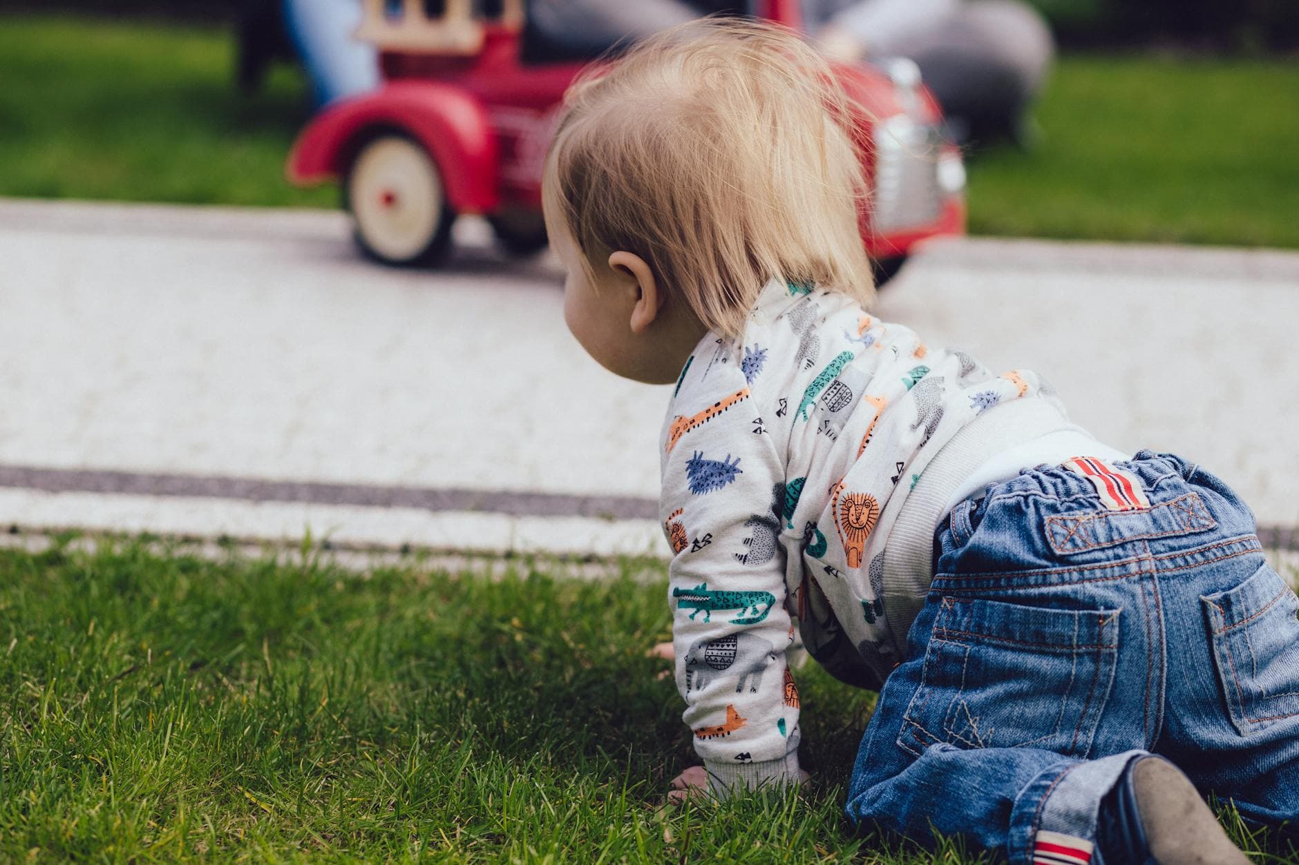 Buitenactiviteiten 0-3 maanden - spelen in de tuin