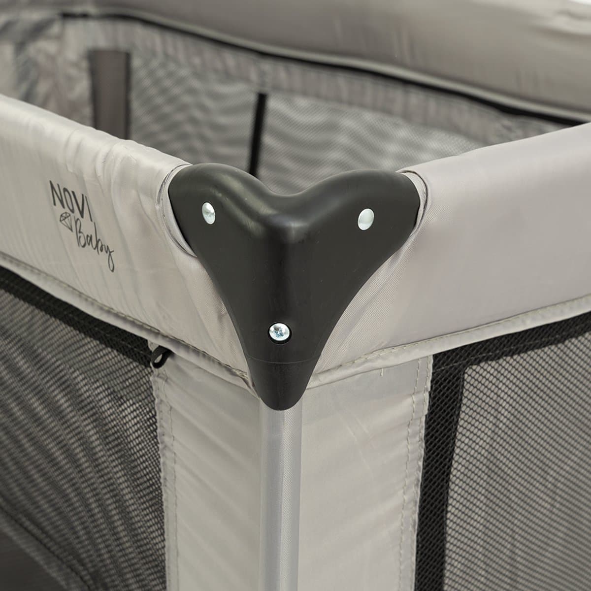 Novi Baby Kiki Luxe - Campingbed - Sand - reisbed - Inclusief transporttas - Inclusief verschoonblad - Inclusief bodemverhoger thumbnail 6