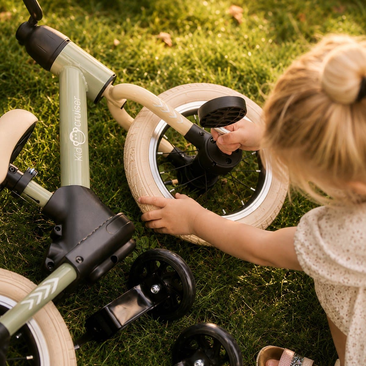 Kidcruiser Loopfiets 2+ jaar - Optioneel met LED Zijwieltjes & Trappers - 3-in-1 Kinderfiets - 12 inch – Zacht Groen & Creme wit – Modulair Design thumbnail 3