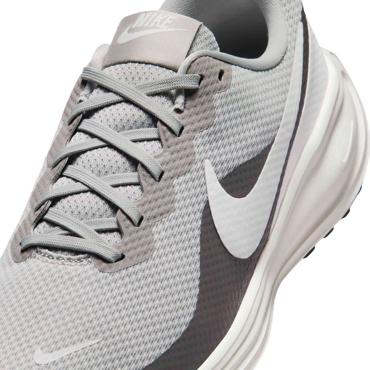 Nike Revolution 8: lichtgewicht hardloopschoen met foam-demping thumbnail 2