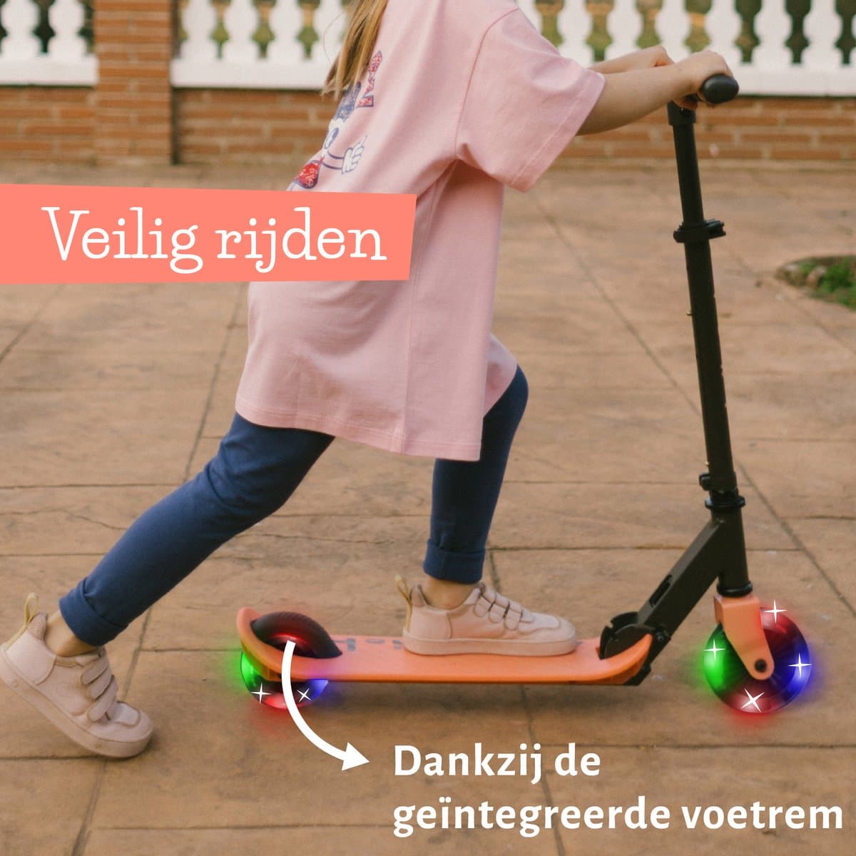 Chillafish Kinderstep jongens en meisjes vanaf 5 jaar met LED wielen - Roze - Step met verstelbaar stuur en voetrem - Opvouwbaar en lichtgewicht met ABEC-5 wielen - Geen batterijen nodig - Model Flexxi Glow thumbnail 3