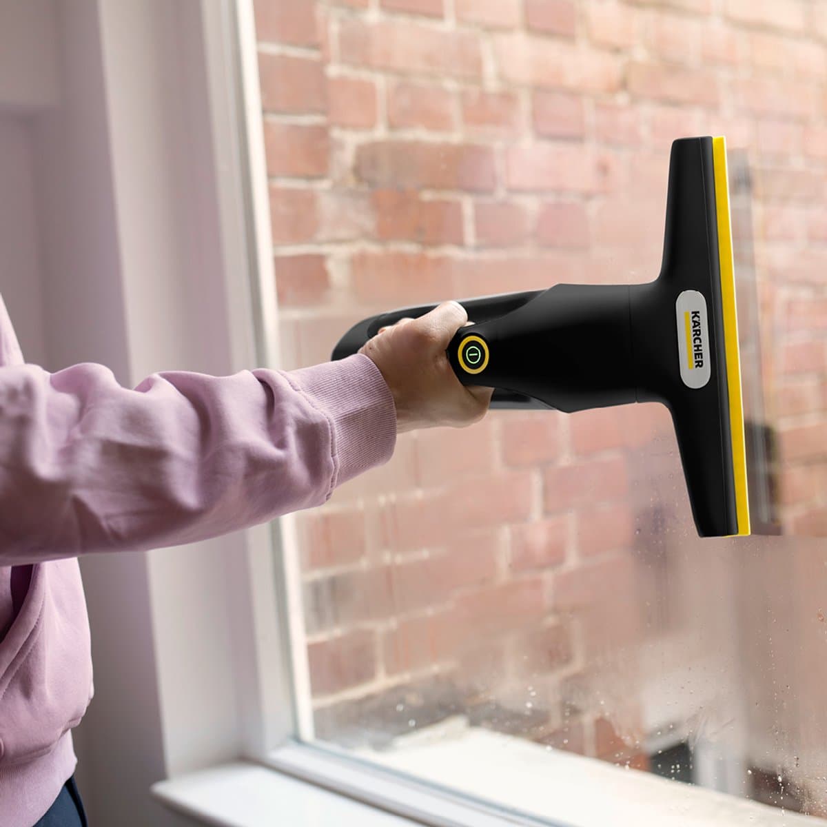 Kärcher Window Vac WV 2 Universal Extra+ Black draadloze ruitenreiniger - Raamwisser met looptijd accu 35 minuten voor 105 m² - Ramenwasser voor douche en andere gladde oppervlakken - Incl. sproeiflacon, microvezeldoek en 500 ml reinigingsmiddel thumbnail 6