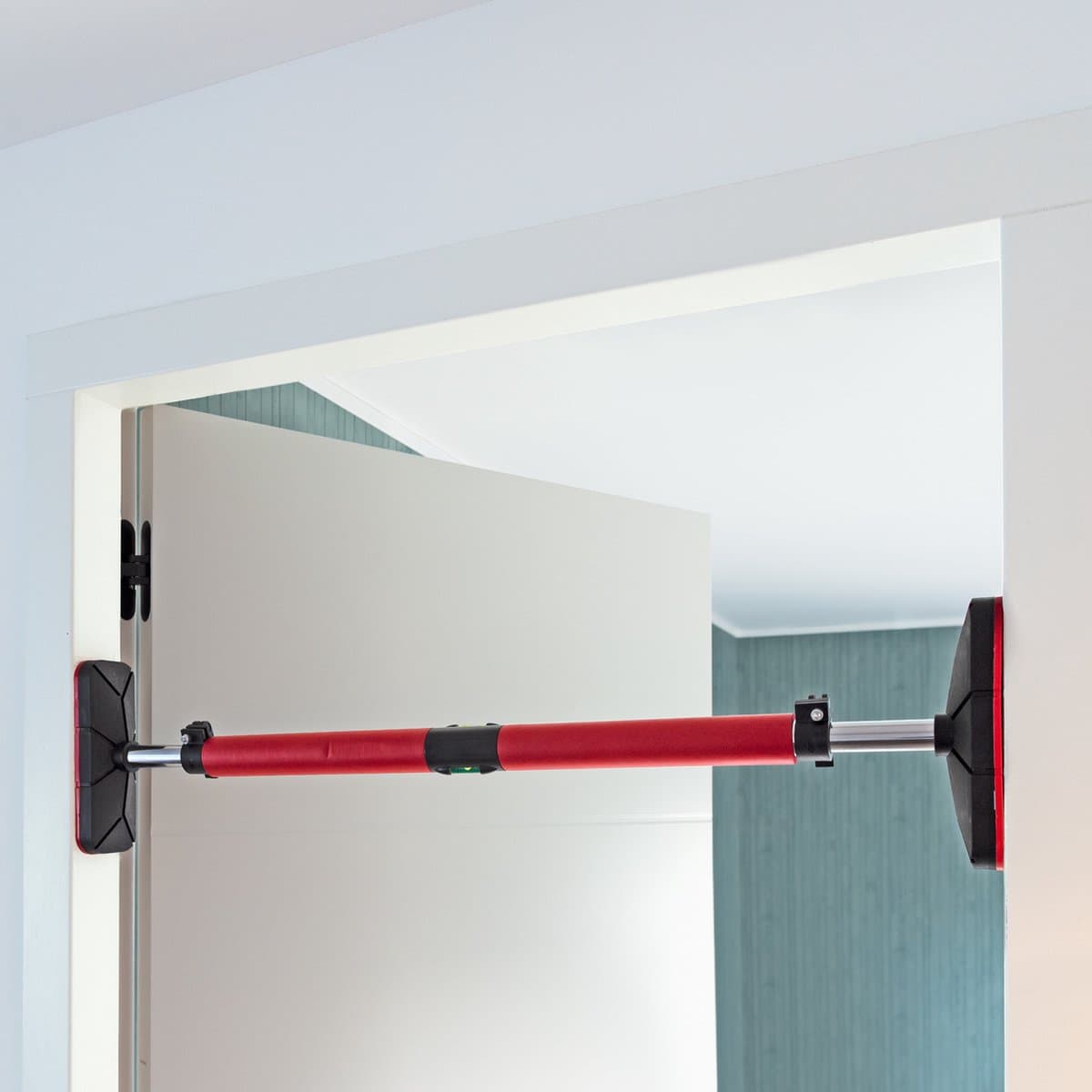 SOUTHWALL Pull Up Bar Deurpost – Optrekstang zonder schroeven – Incl. Waterpas – Krachttraining – Home Gym – Chin Up Bar – Pull Up Station – Buikspiertrainers – Max 150 kg – Zwart/Rood thumbnail 2