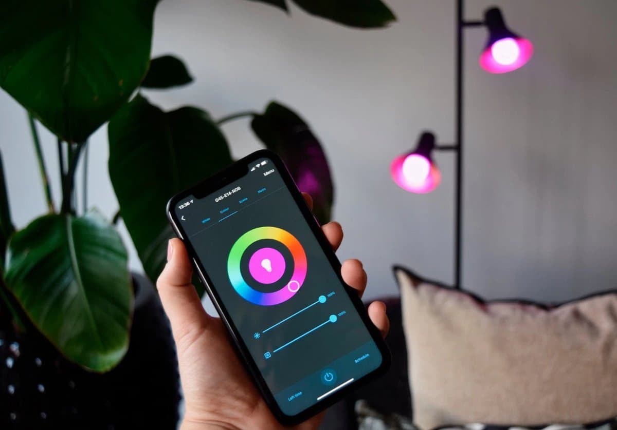 Calex Slimme Lamp - Wifi LED Verlichting - E14 - Smart Lichtbron - Dimbaar - RGB en Warm Wit licht - 4.9W thumbnail 6
