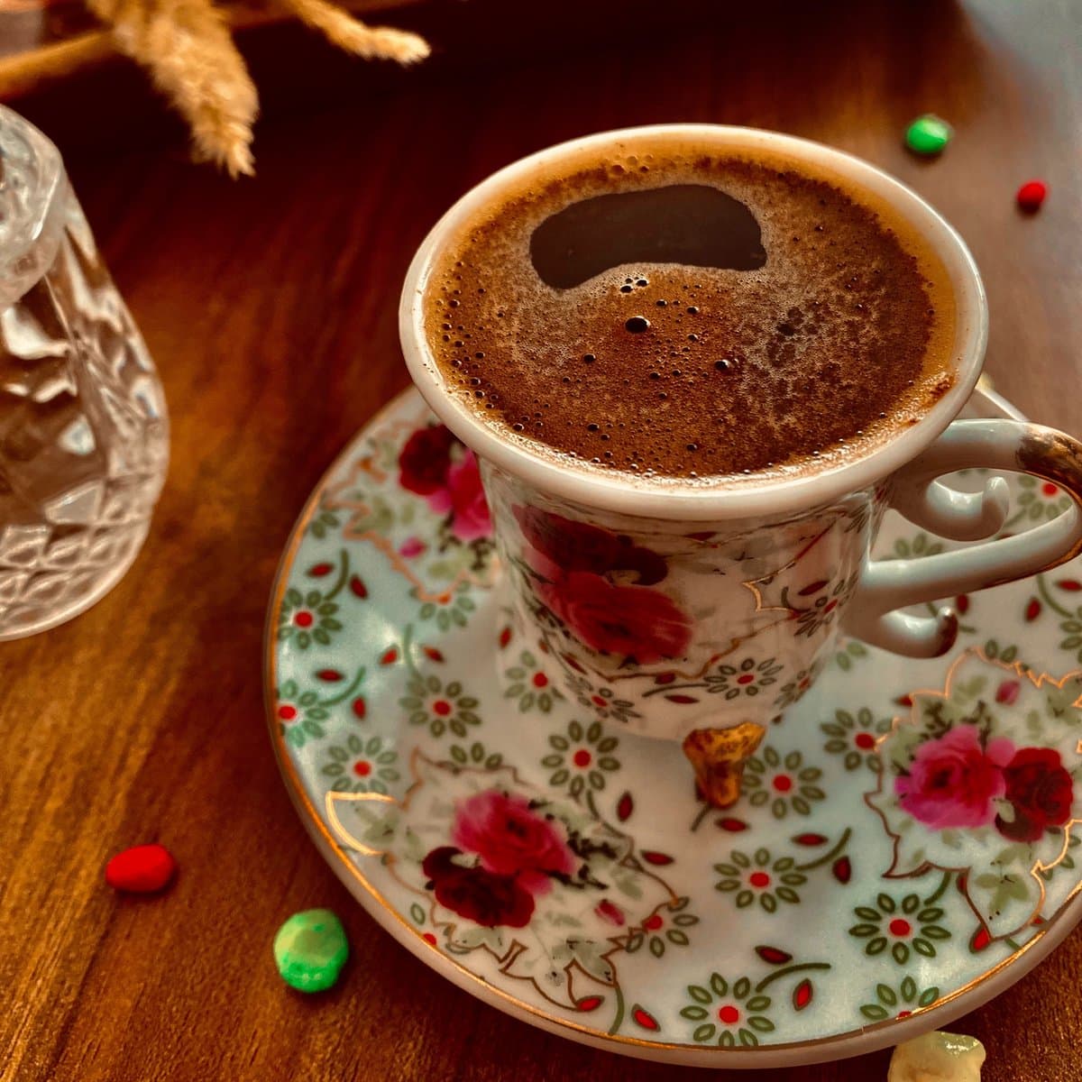 250 g Kurukahveci Mehmet Efendi Turkse Koffie + Cadeaupakket met Cezve - 250 gr Kurukahveci Mehmet Efendi Türk Kahvesi + Cezveli Hediye paketi - 250 g Kurukahveci Mehmet Efendi Turkish Coffee + Gift package with Cezve thumbnail 2