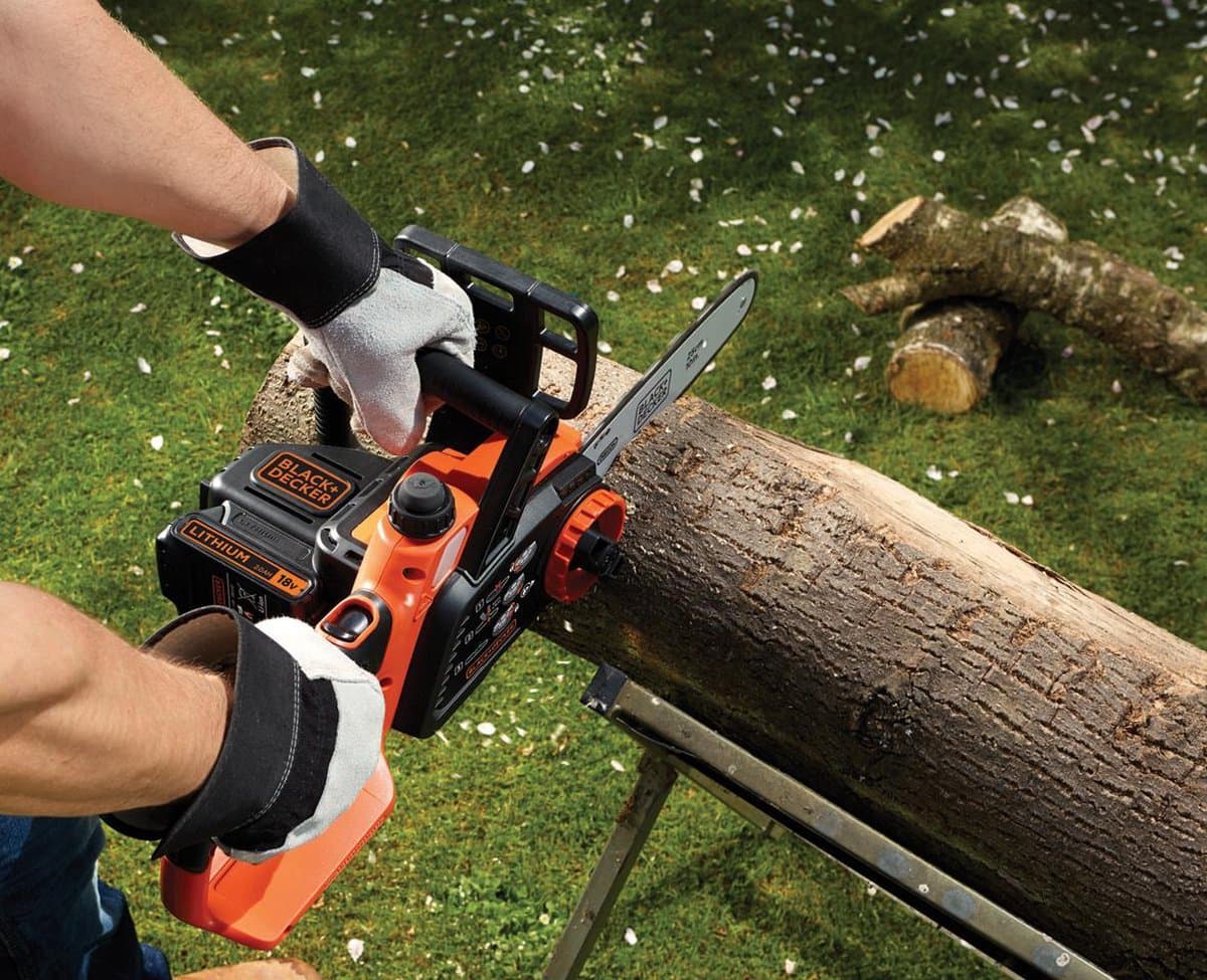 BLACK+DECKER Lichtgewicht Lithium compacte kettingzaag 18V 2.0Ah. 25cm zwaard. kettingsnelheid 3.5m/s - GKC1825L20-QW thumbnail 5