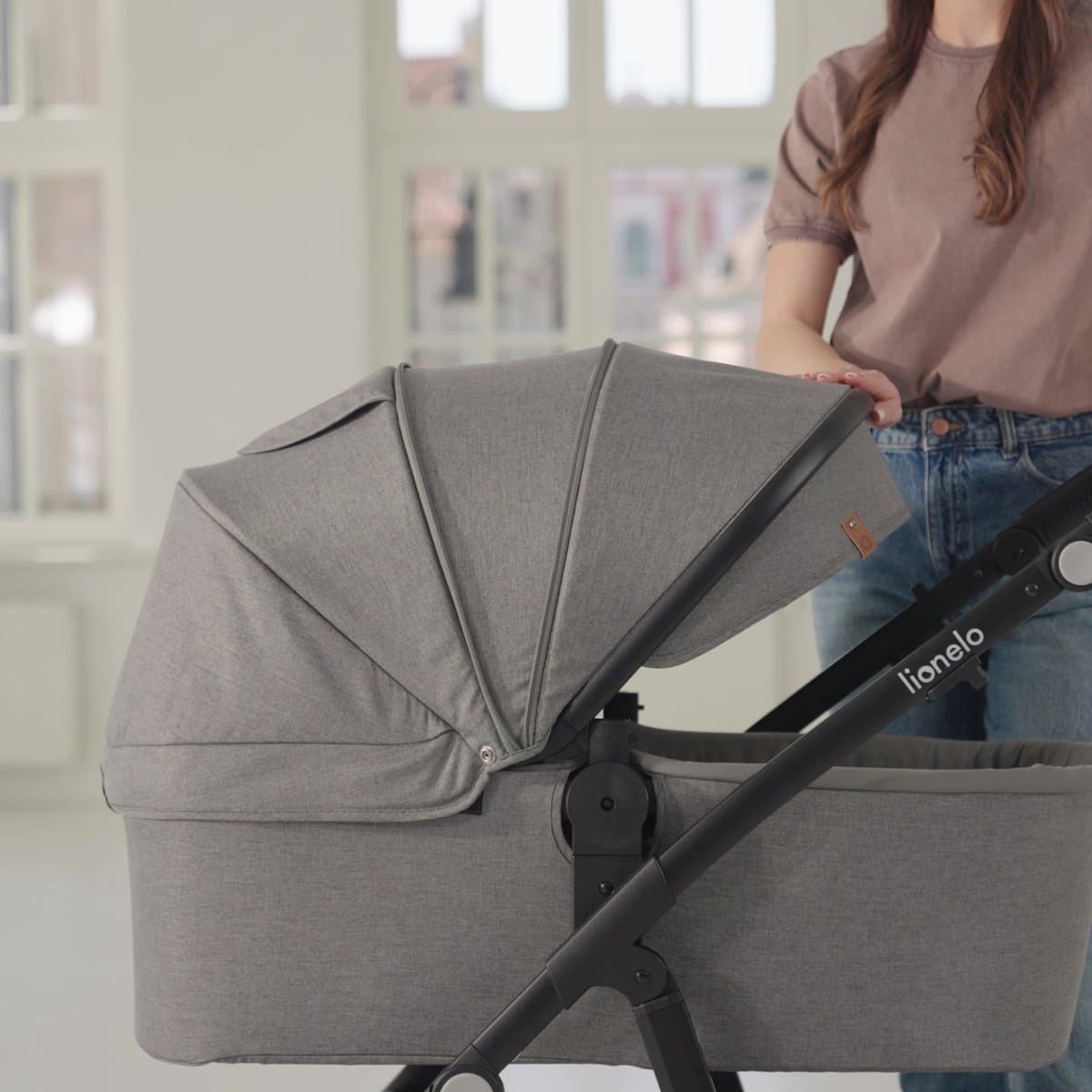Lionelo Bianka Kinderwagen 3 in 1 - Reiswieg + Wandelwagen + Autostoel - Grote Luchtbanden, Volledige Vering - Inklapbaar - Verstelbare duwstang - Buggy Omkeerbare Zitting - 0-22kg - Accessoireset - Grijs thumbnail 7