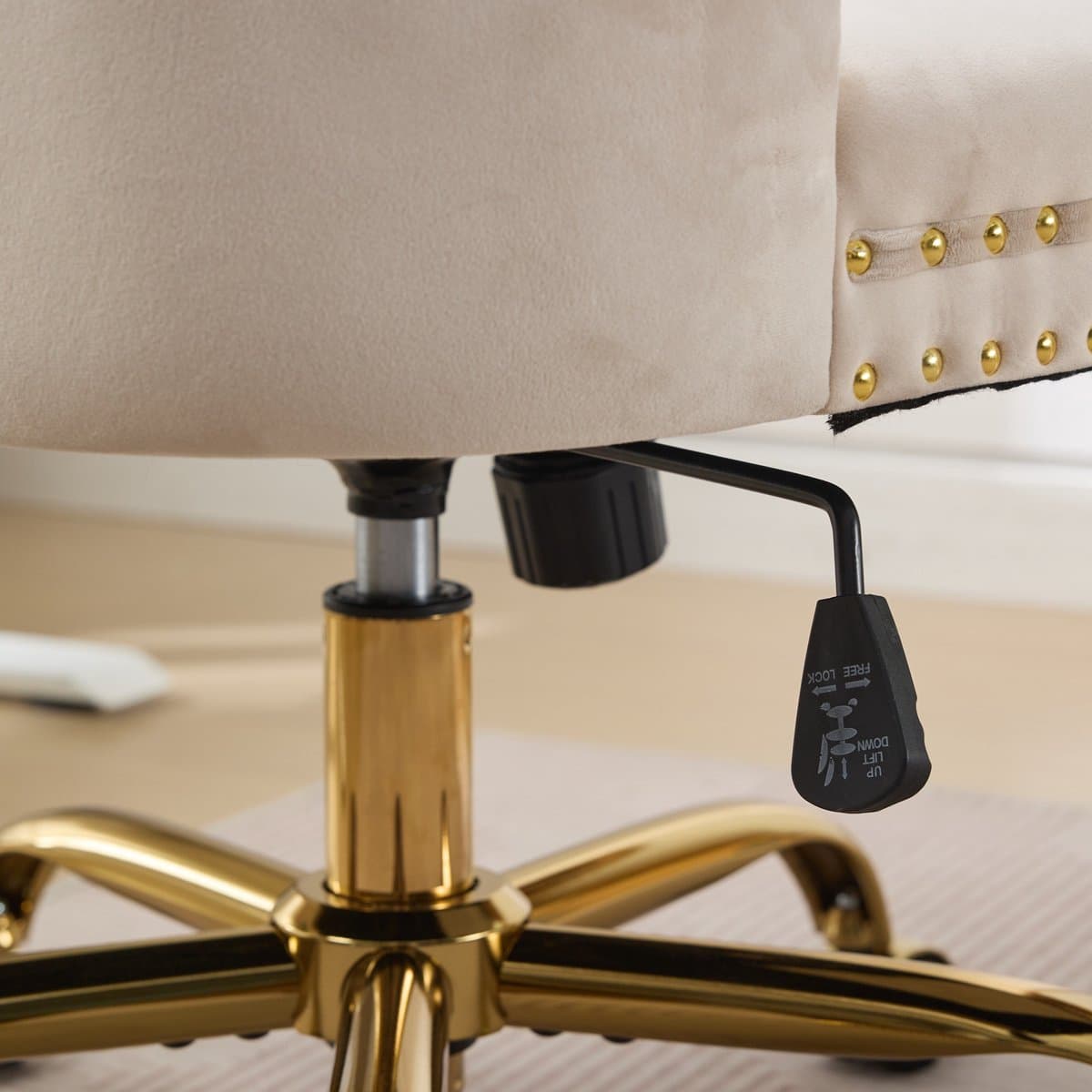 HAUSS SPOLE Bureaustoel – Luxe Fluwelen Design – Verstelbaar En Draaibaar Met Brede Zitting En Goudkleurige Metalen Voet – Voor Thuiswerk En Kantoor – Beige thumbnail 5