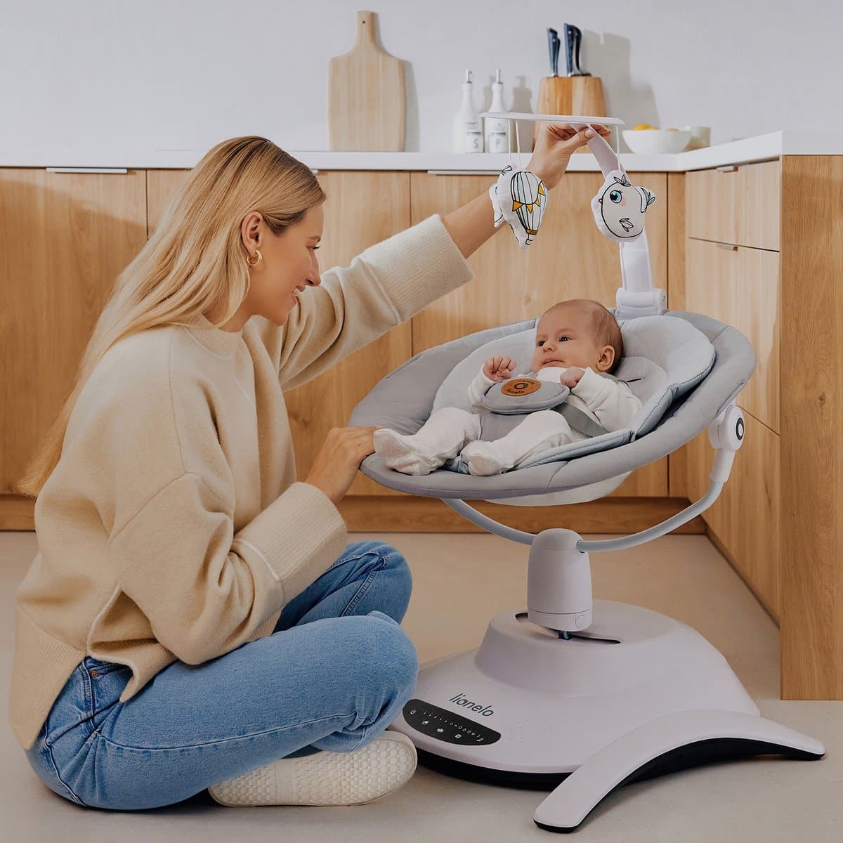 Lionelo Bella Set 2in1 – Wipstoel & Reiswieg – 360° Draaibare Zitting – Elektrische 6 Schommelstanden – 5 Snelheden – Rugleuning 3 Posities – Bewegingssensor – Nachtmodus – 12 Melodieën – Bamboe Kussen – Afstandsbediening – Wasbare Hoezen – Tot 9 kg thumbnail 5
