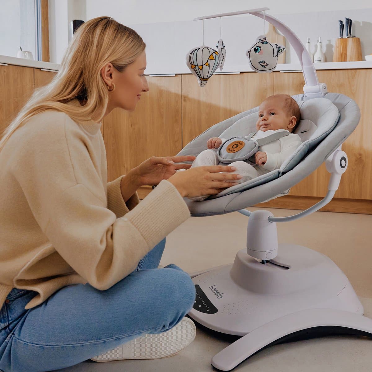 Lionelo Bella Set 2in1 – Wipstoel & Reiswieg – 360° Draaibare Zitting – Elektrische 6 Schommelstanden – 5 Snelheden – Rugleuning 3 Posities – Bewegingssensor – Nachtmodus – 12 Melodieën – Bamboe Kussen – Afstandsbediening – Wasbare Hoezen – Tot 9 kg thumbnail 6