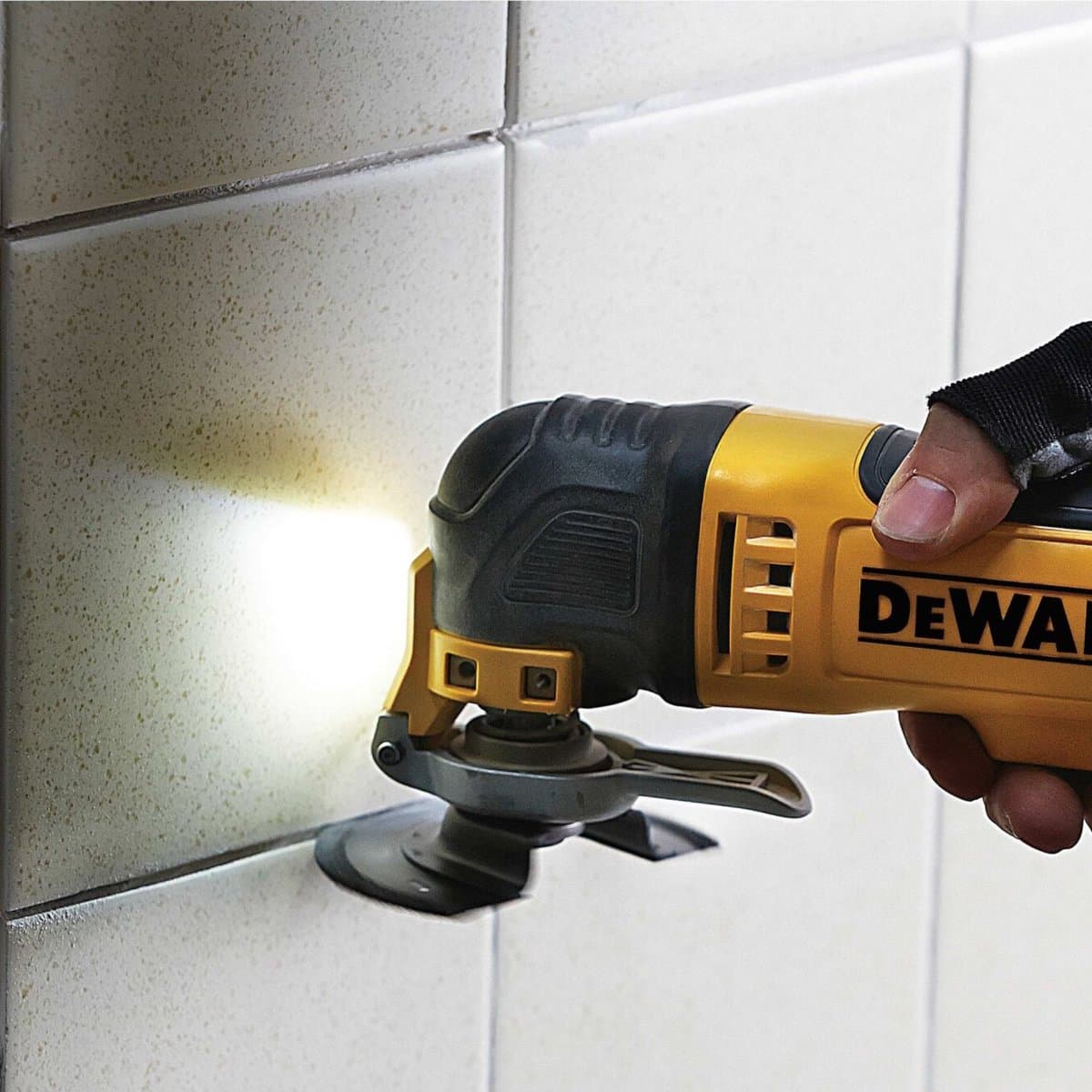 DeWalt DWE315KT oscillerende multitool met 23-delige accessoireset thumbnail 3