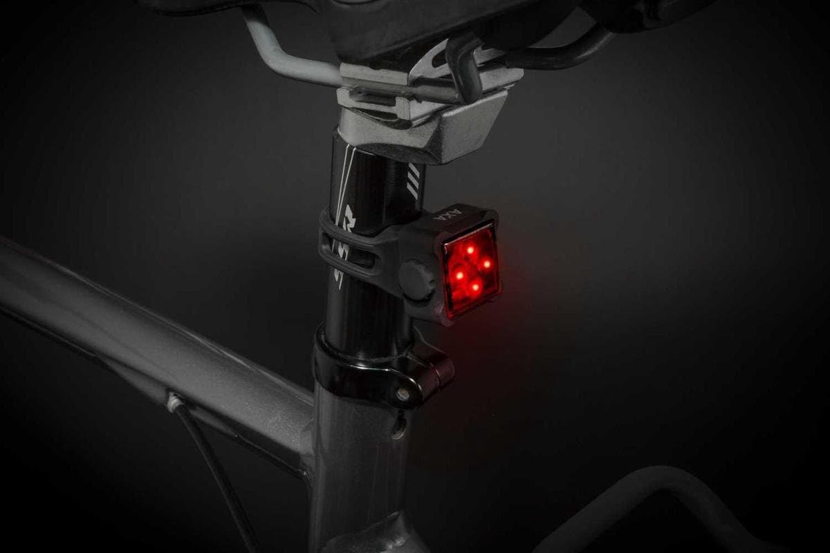 AXA Niteline T1 Fietsverlichting Set – LED Voorlicht & Achterlicht – Batterij – 2.000 m Zichtbaarheid – 4 Lichtstanden – 24/55 uur Gebruikstijd – Compact Design thumbnail 4