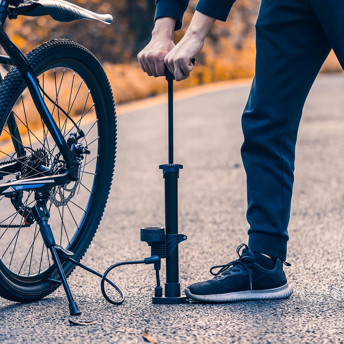 TTLUOKER®Universele Fietspomp met Drukmeting - Staande Pomp voor Fiets, Auto Banden en Opblaasbaar Speelgoed - Incl. Adaptoren voor Schrader & Presta Ventiel thumbnail 5