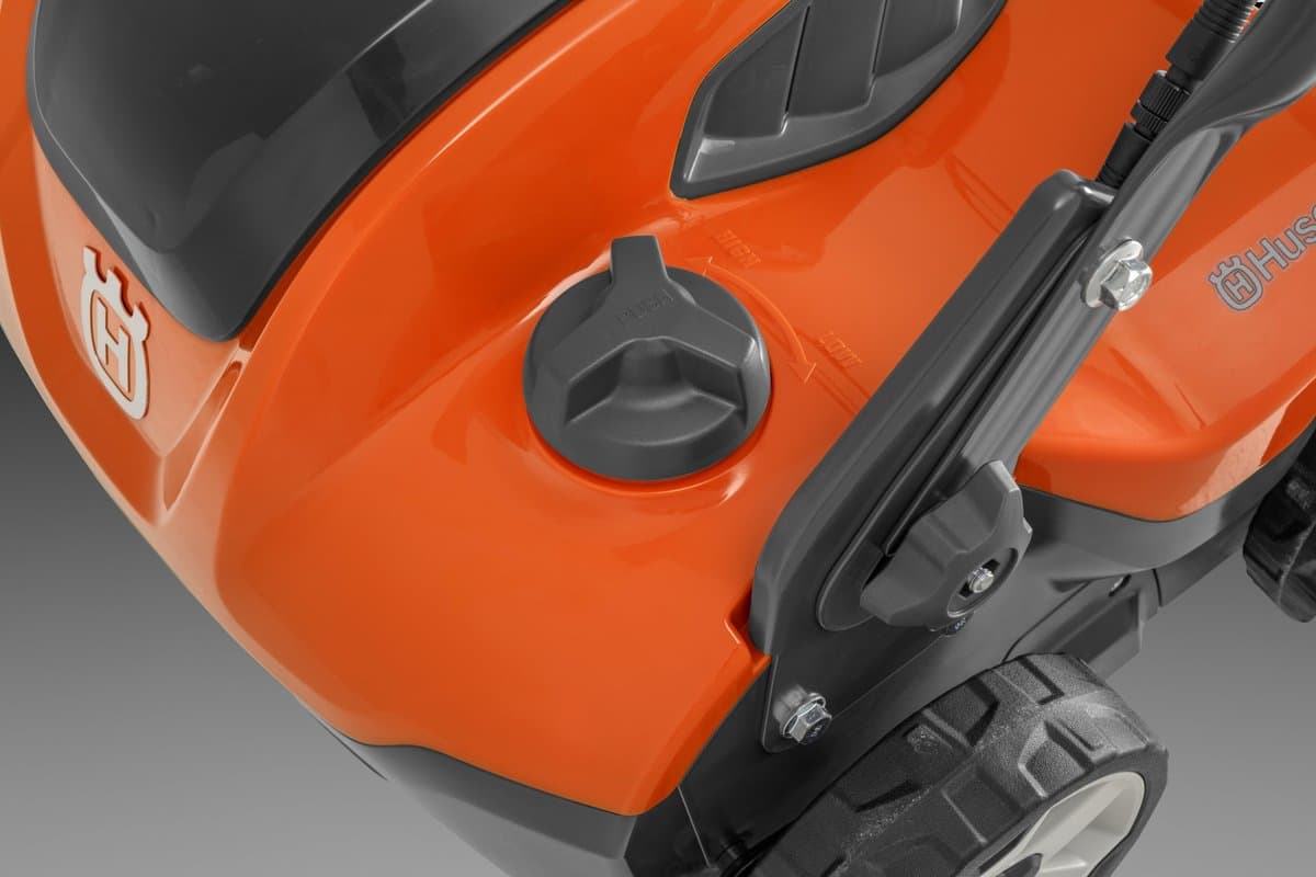 Husqvarna S138i Accu Verticuteermachine - 36V, 37,5cm Werkbreedte, Verstelbare Diepte & savE™-Modus (Zonder Accu & Lader) thumbnail 3
