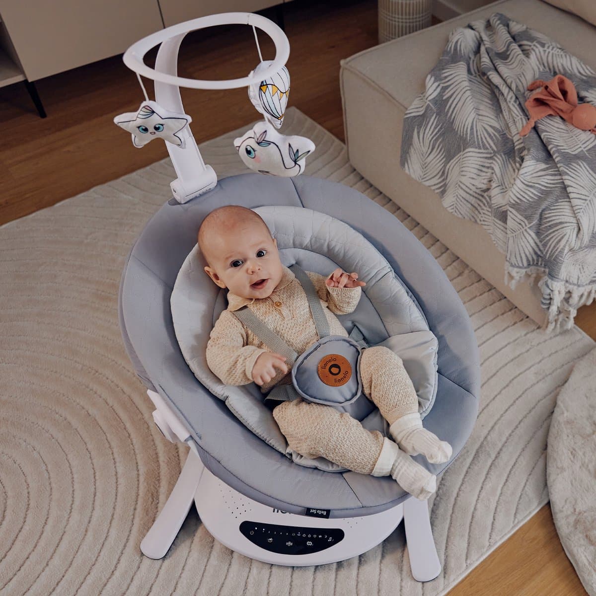 Lionelo Bella Set 2in1 – Wipstoel & Reiswieg – 360° Draaibare Zitting – Elektrische 6 Schommelstanden – 5 Snelheden – Rugleuning 3 Posities – Bewegingssensor – Nachtmodus – 12 Melodieën – Bamboe Kussen – Afstandsbediening – Wasbare Hoezen – Tot 9 kg thumbnail 4