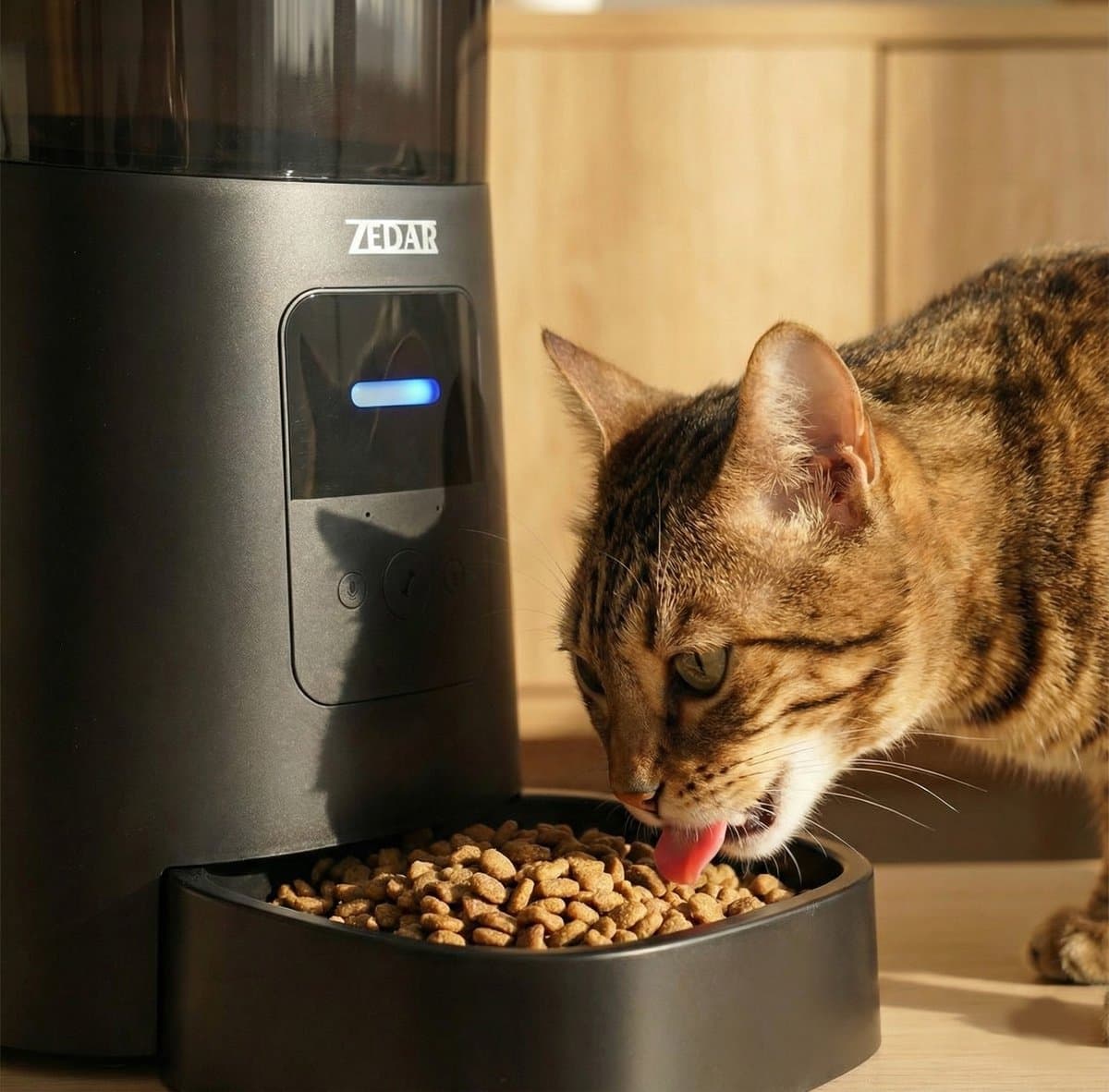 Automatische Kattenbak - Zelfreinigende Kattenbak - Met kattenbakmat, 8 rollen opvangzakjes en Zedar A600 voerautomaat thumbnail 3
