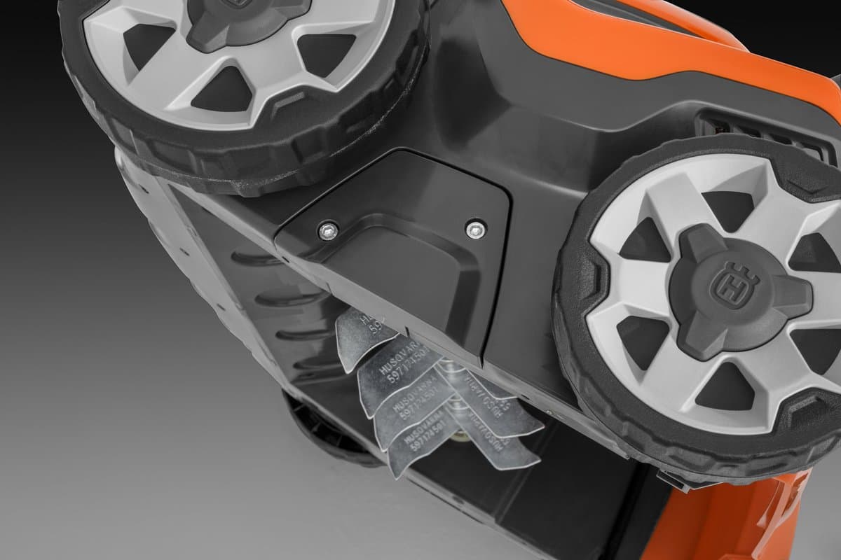 Husqvarna S138i Accu Verticuteermachine - 36V, 37,5cm Werkbreedte, Verstelbare Diepte & savE™-Modus (Zonder Accu & Lader) thumbnail 5