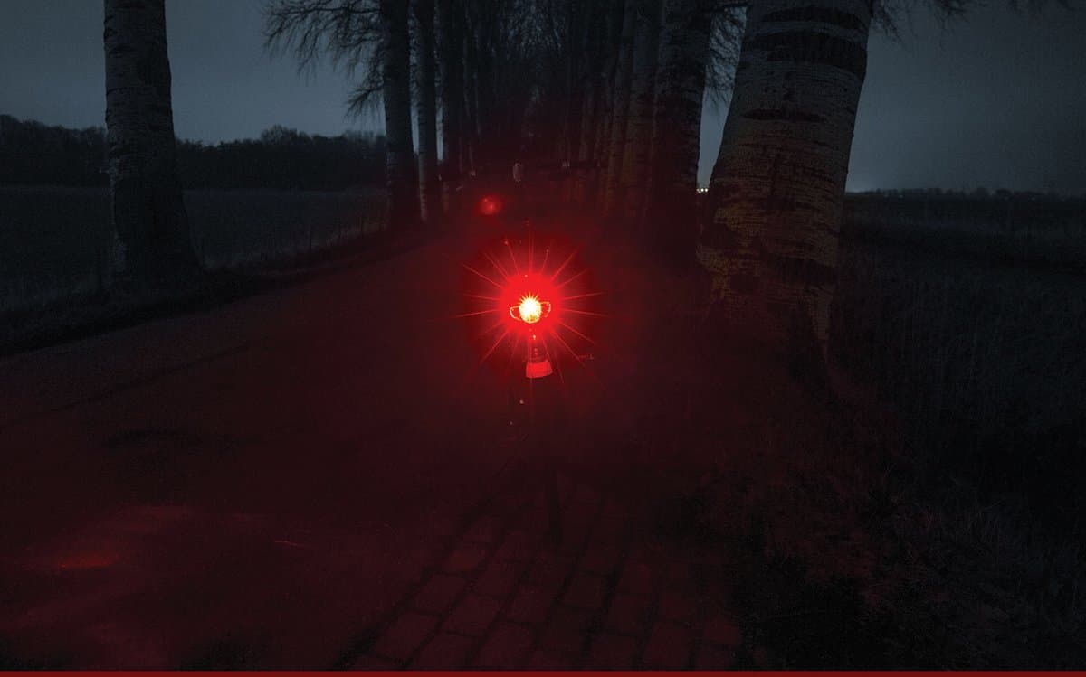 AXA Spark Battery Achterlicht – LED Fietsverlichting op Batterij – 500 m Zichtbaarheid – 100 uur – 50–80 mm Montage – Zijzicht thumbnail 5