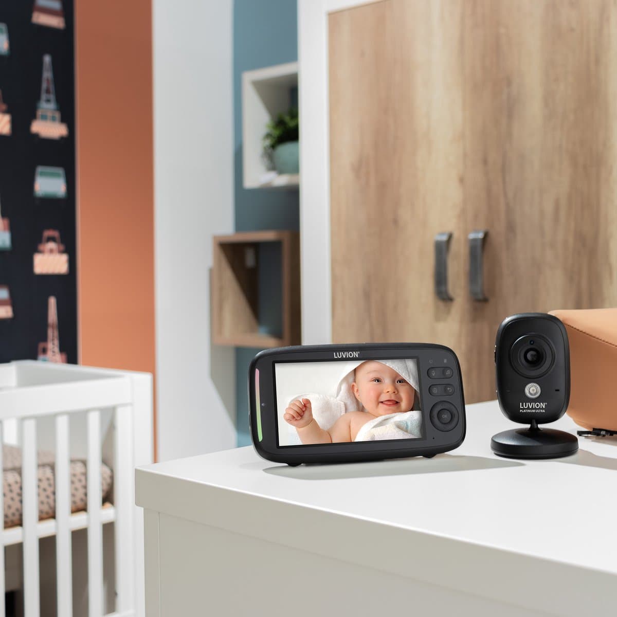 LUVION® Platinum Ultra Black - Babyfoon met Camera - Uitbreidbaar tot 4 Baby Camera's - Premium Baby Monitor thumbnail 4