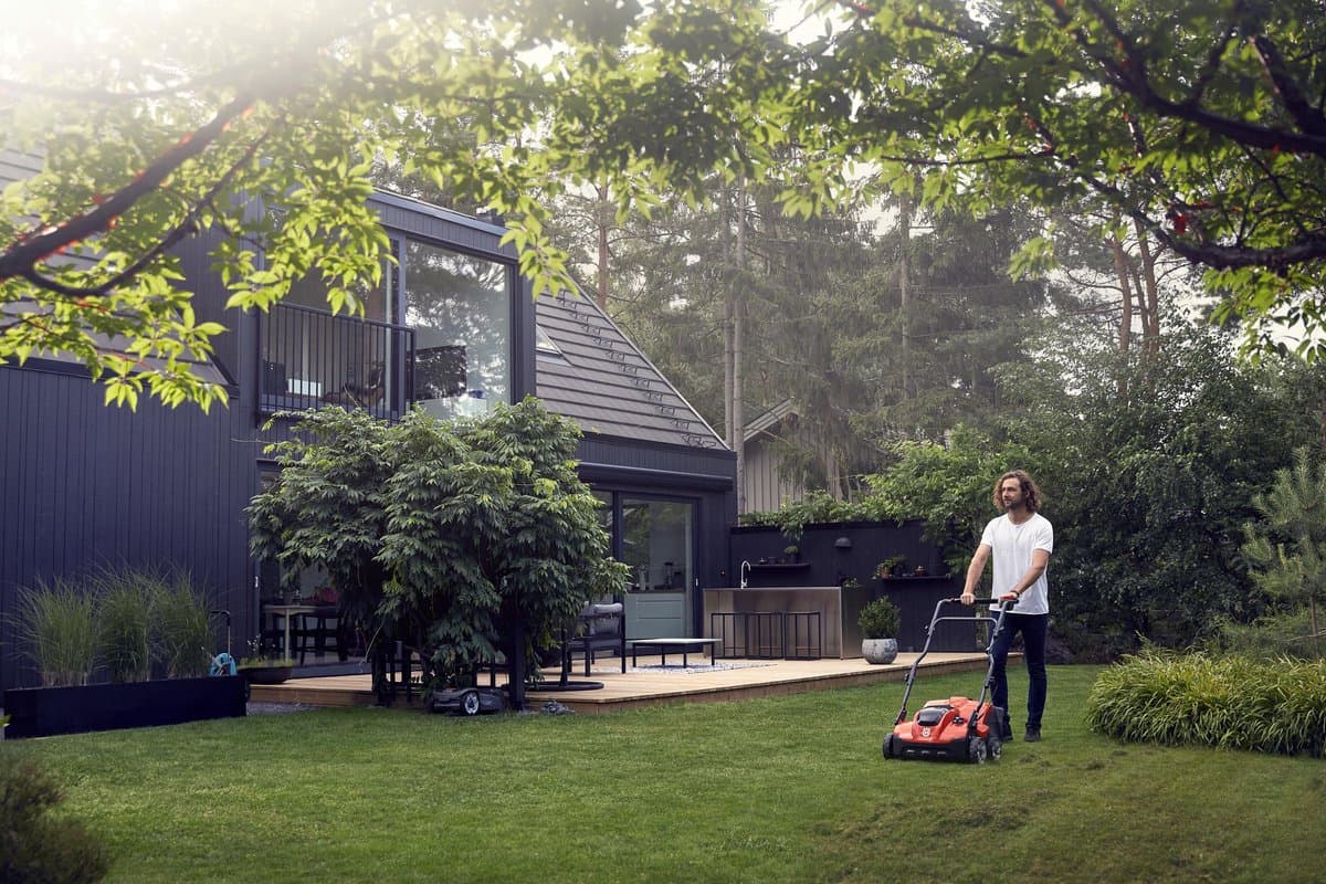 Husqvarna S138i Accu Verticuteermachine - 36V, 37,5cm Werkbreedte, Verstelbare Diepte & savE™-Modus (Zonder Accu & Lader) thumbnail 7