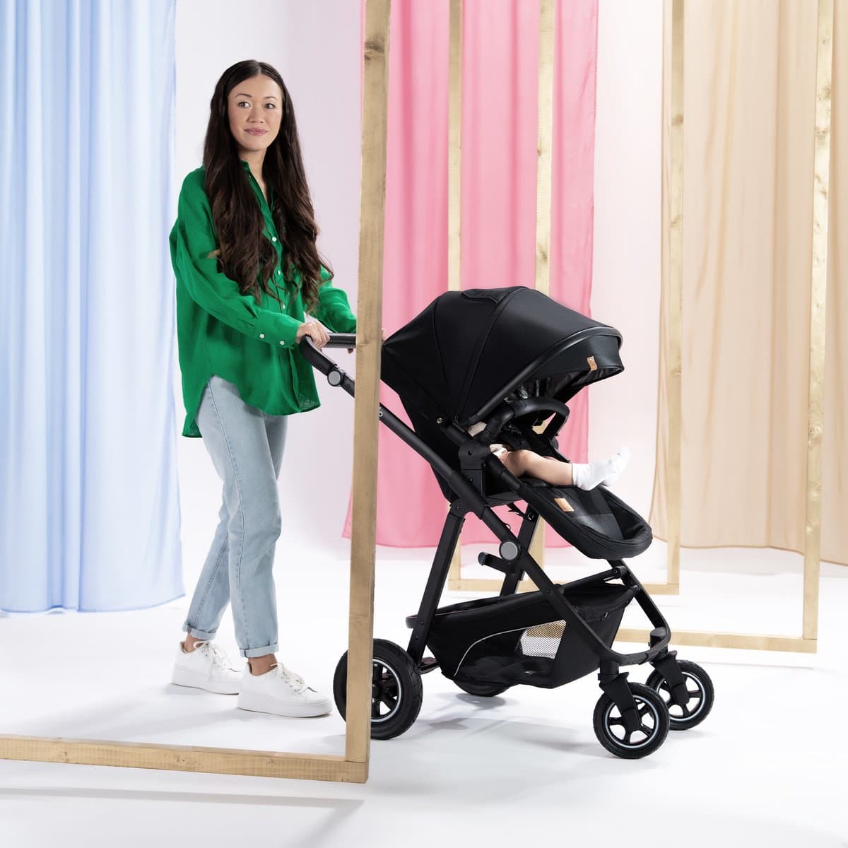 Lionelo Bianka Kinderwagen 3 in 1 - Reiswieg + Wandelwagen + Autostoel - Grote Luchtbanden, Volledige Vering - Inklapbaar - Verstelbare duwstang - Buggy Omkeerbare Zitting - 0-22kg - Accessoireset - Zwart thumbnail 7