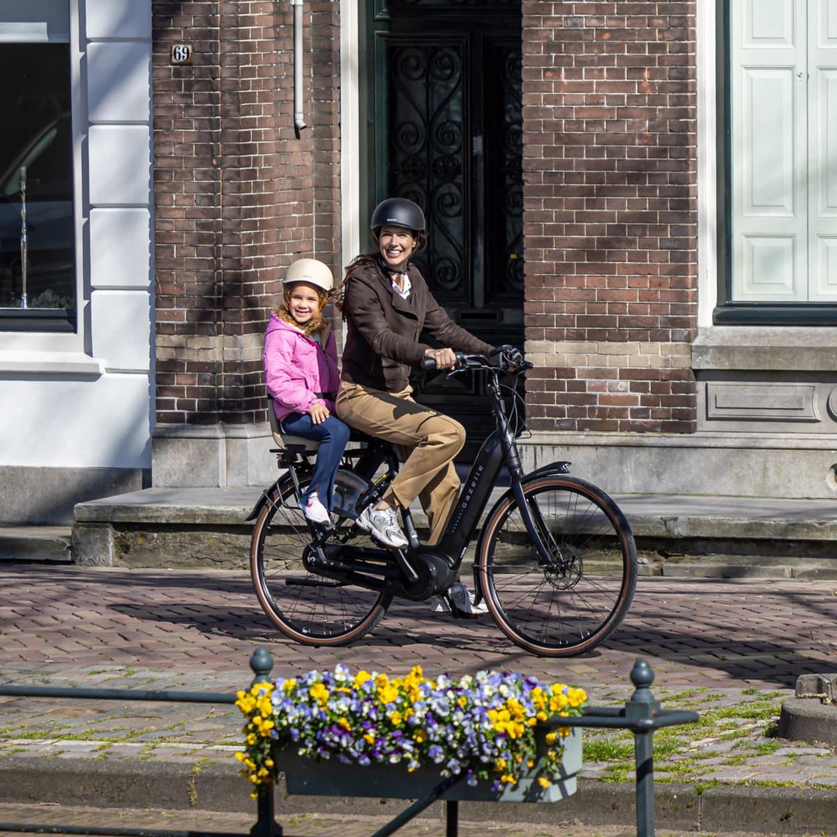 Qibbel Junior 6+ Fietsstoeltje Achter Bagagedrager bevestiging - Bruin - inclusief voetbeschermingsplaten en voetsteunen thumbnail 8