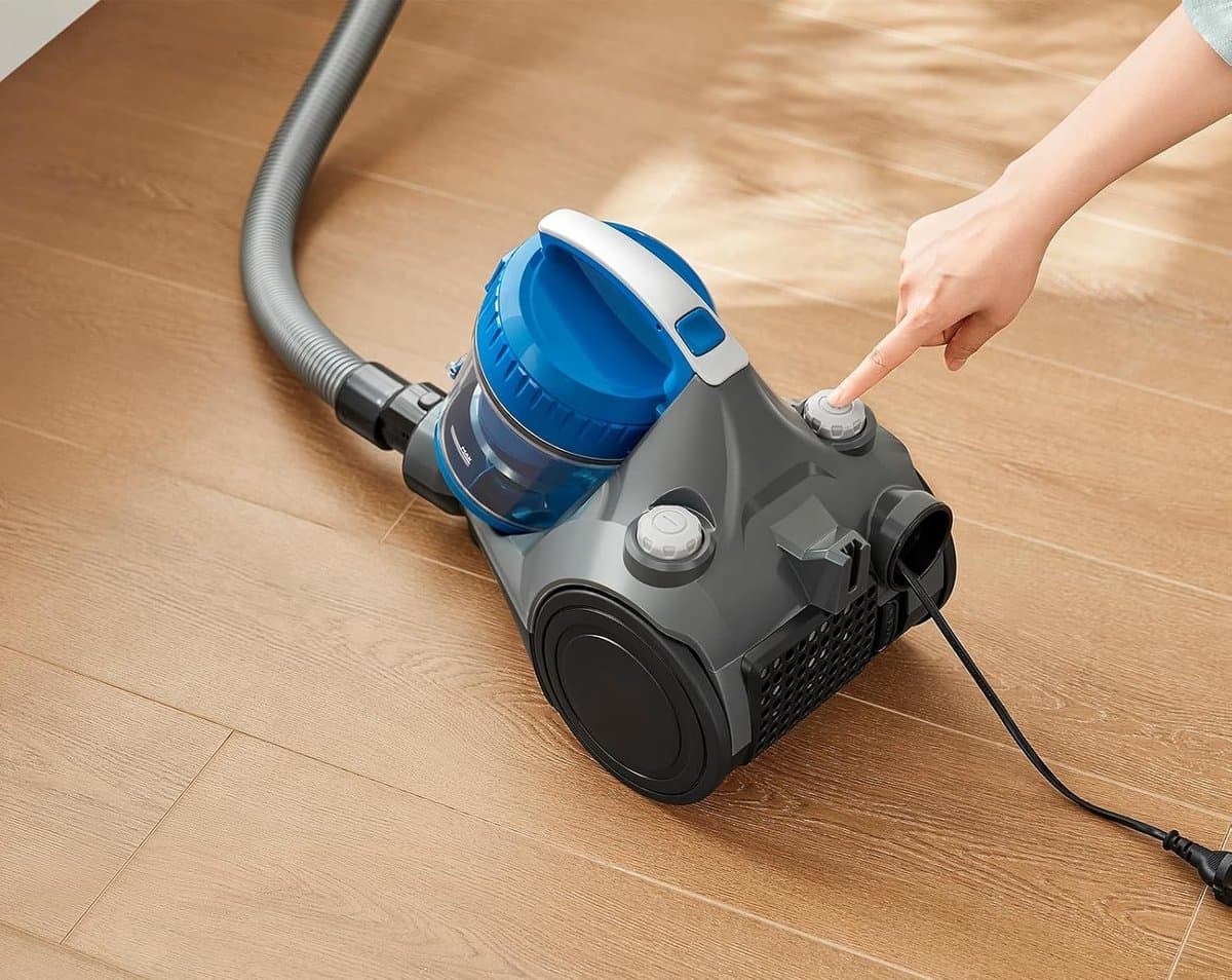 WhirlClean 850W Zakloze Stofzuiger – Lichtgewicht & Krachtig – 2,2L Stofcontainer – Multi-Cyclone Technologie – 5 m Snoer – Voor Tapijt, Harde Vloeren & Dierenhaar – Inclusief 2-in-1 Kierenzuigmond – Compact & Gebruiksvriendelijk thumbnail 4