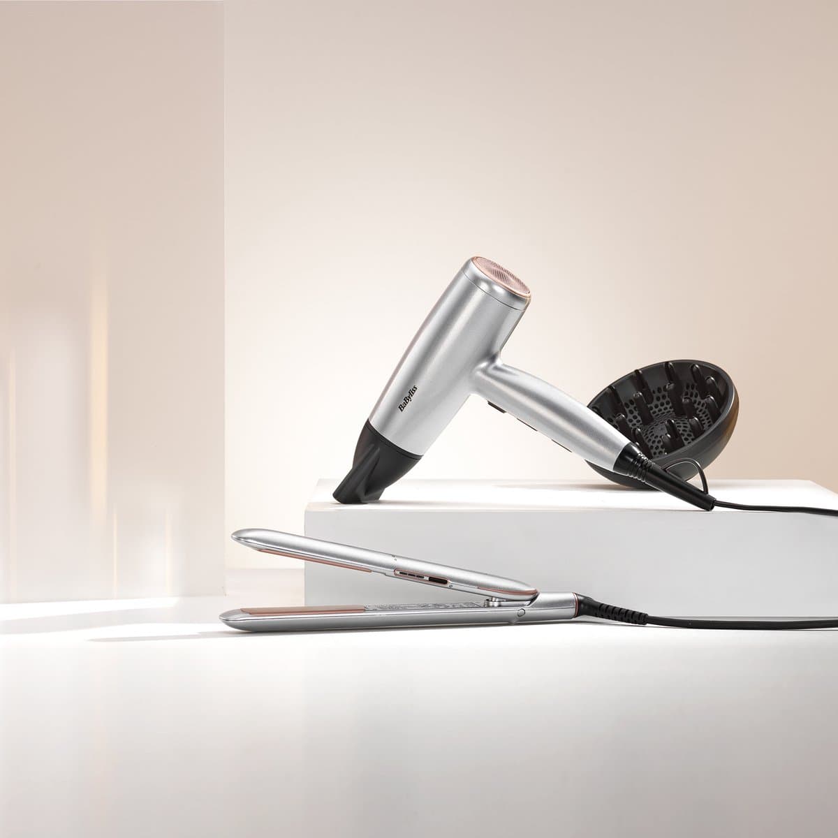 BaByliss Cosmos Föhn D580DE - Krachtige Haardroger met Diffuser - Lichtgewicht - Ionische functie voor minder pluizig haar - 3 temperaturen plus Cool Shot - Compleet met Blaasmond thumbnail 6
