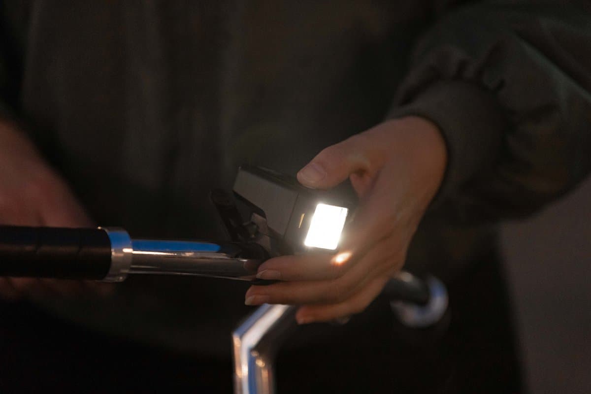 AXA Niteline T1 Fietsverlichting Set – LED Voorlicht & Achterlicht – Batterij – 2.000 m Zichtbaarheid – 4 Lichtstanden – 24/55 uur Gebruikstijd – Compact Design thumbnail 2