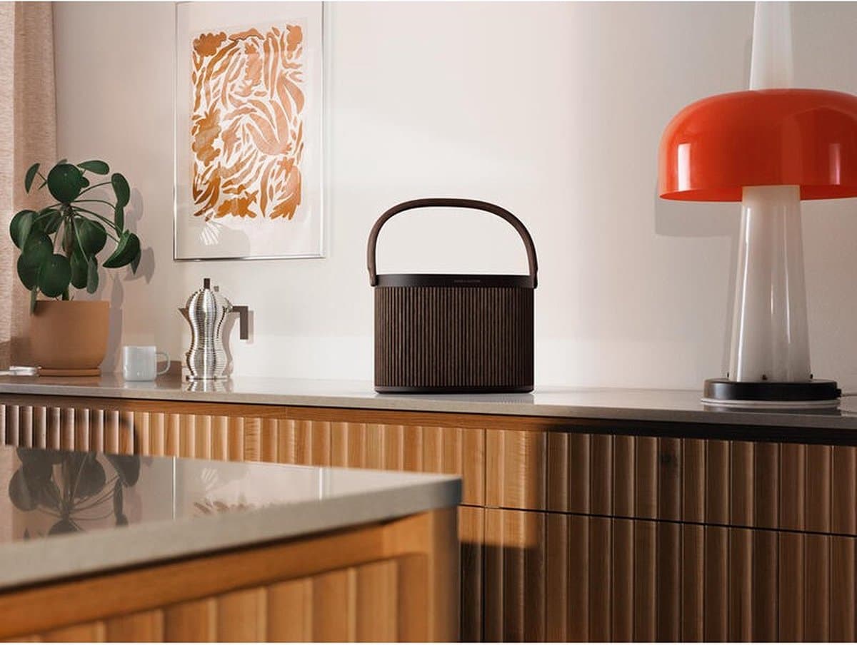 Bang & Olufsen Beosound A5 Dark Oak: draagbare Wi-Fi/Bluetooth speaker thumbnail 4