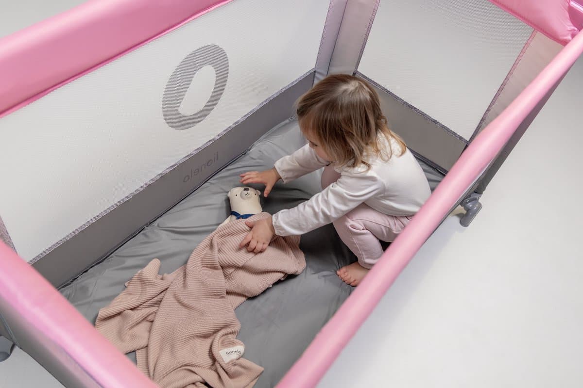 Campingbedje 3 in 1 - Baby Bed / Inklapbare Box / Reisbedje - 60x120 cm - 0-36 maanden / tot 15 kg - MET comfort MATRAS - Zij-ingang met rits - Wielen - Transporttas - Lionelo Stefi Babybed Babybox Ledikant thumbnail 8