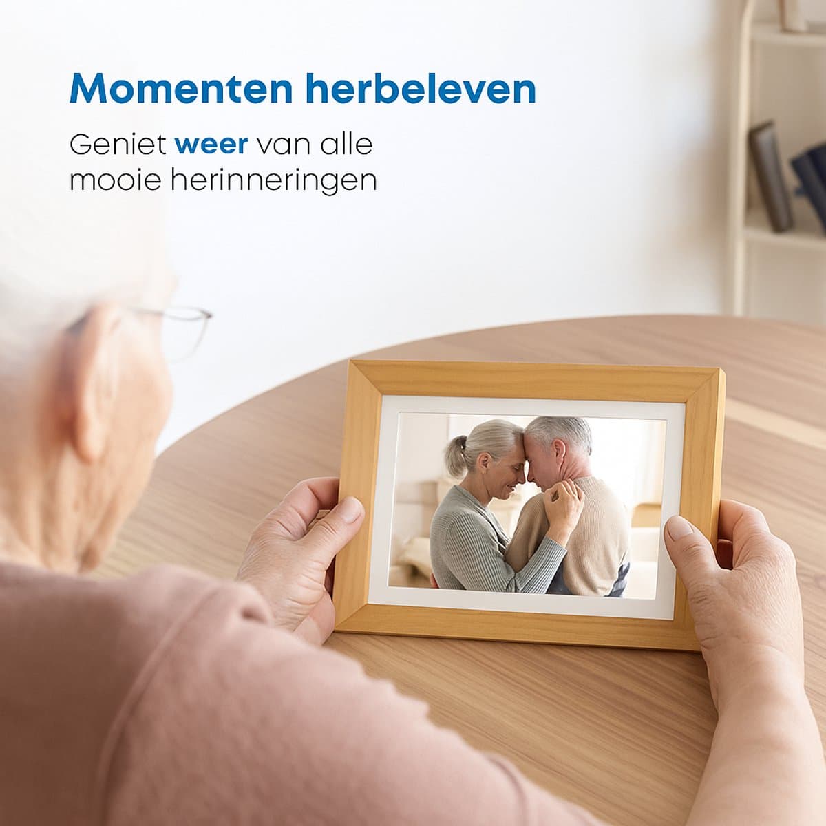 Digitale Fotolijst met Wifi en Frameo App - 10.1 inch - Fotokader - HD + Display - IPS Touchscreen - 16GB - Wooden thumbnail 3