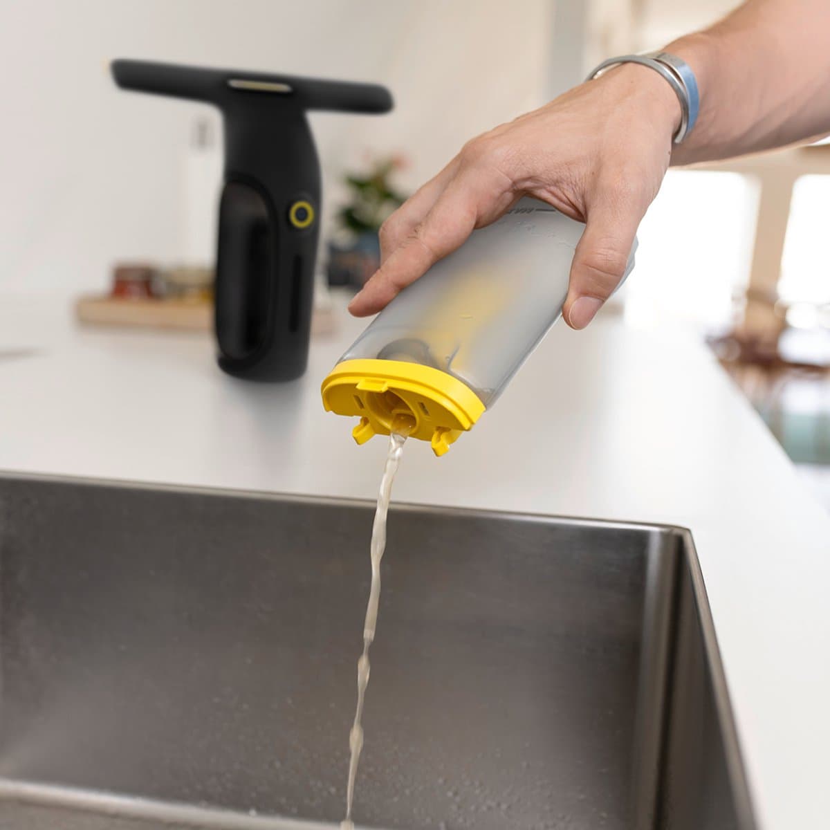 Kärcher Window Vac WV 2 Universal Extra+ Black draadloze ruitenreiniger - Raamwisser met looptijd accu 35 minuten voor 105 m² - Ramenwasser voor douche en andere gladde oppervlakken - Incl. sproeiflacon, microvezeldoek en 500 ml reinigingsmiddel thumbnail 3