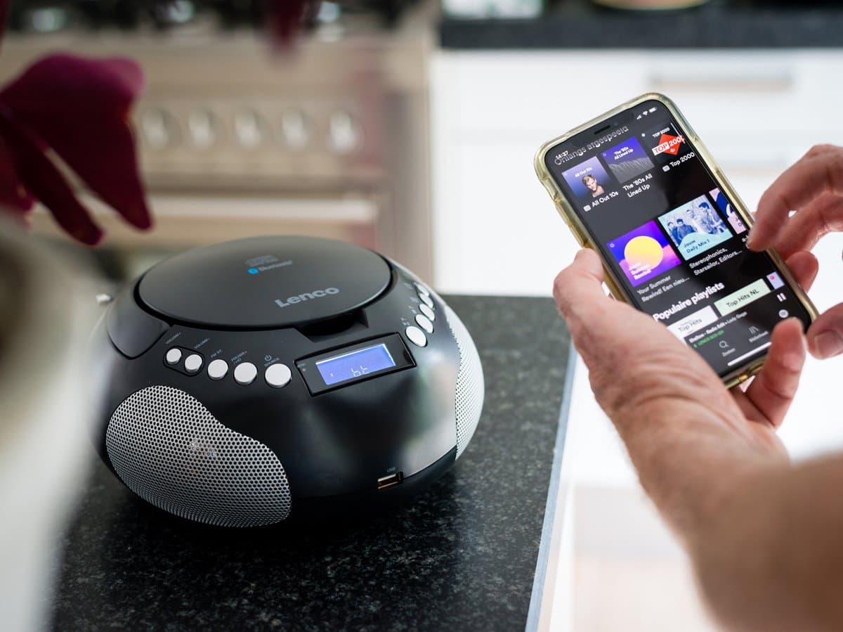 Lenco SCD-331BK Draagbare CD Speler - Radio met Bluetooth, MP3 en USB - Werkt op Batterijen en Netstroom - Zwart thumbnail 6