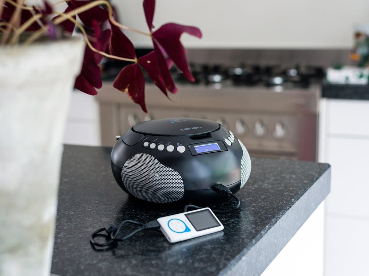 Lenco SCD-331BK Draagbare CD Speler - Radio met Bluetooth, MP3 en USB - Werkt op Batterijen en Netstroom - Zwart thumbnail 7