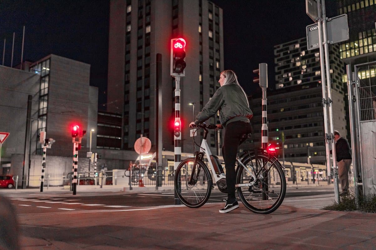 AXA Juno Battery 50 mm Fietsverlichting – LED Fietslampjes Achterlicht op Batterijen – Waterdicht – StVZO Goedgekeurd – Auto Off systeem - Fietslicht met Zijzicht thumbnail 5