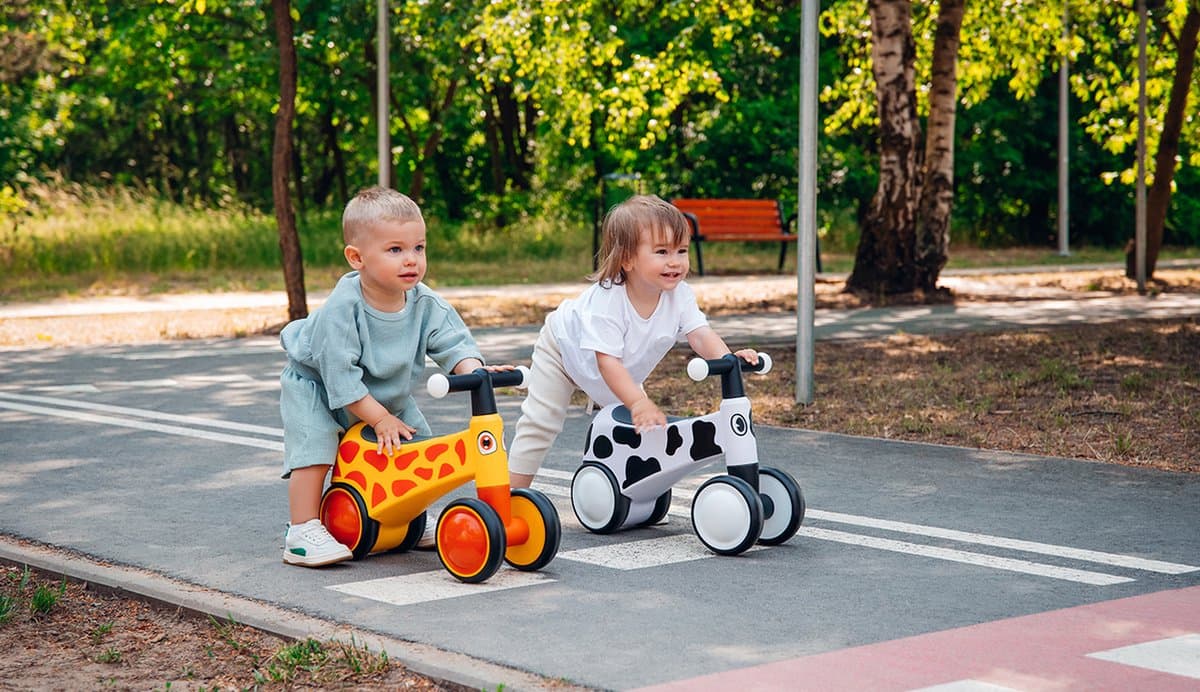 Lionelo Sammy Loopfiets – 4 Wielen – Verlichting in Handvatten – Vanaf 1 Jaar – Extra Comfortabel Zadel – Antislip Handgrepen – Ergonomisch Ontwerp – Kleurrijke Diermotieven – Jongens & Meisjes – Zonder Gereedschap te Monteren thumbnail 2