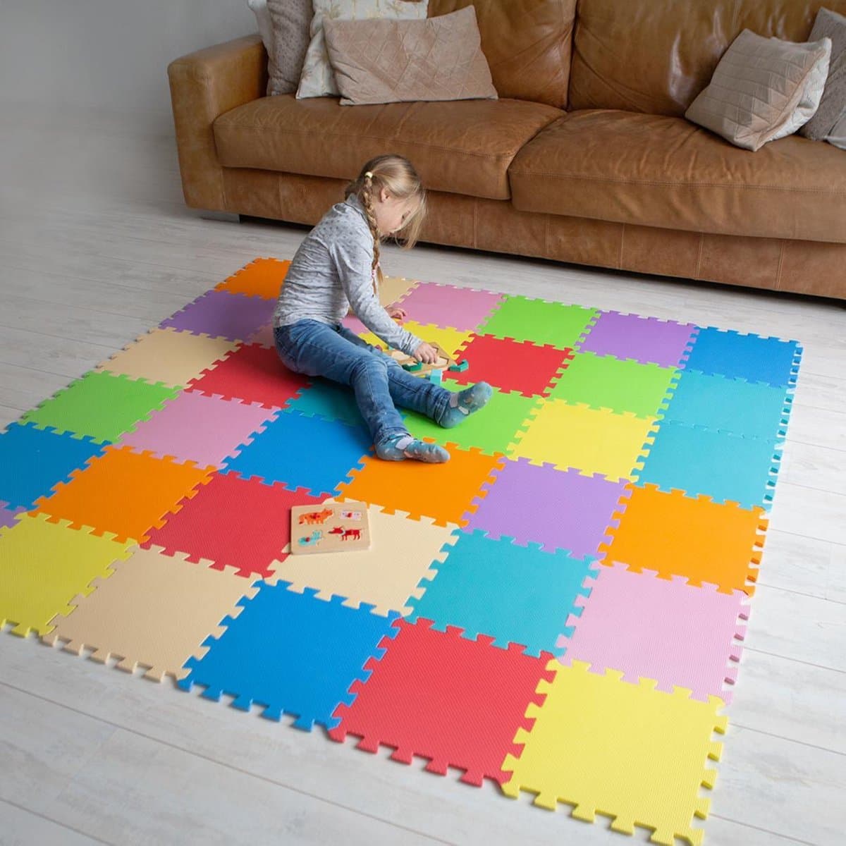 LifeGoods Multicolor Speelmat XL - 36-delig Puzzel van Schuim Vloer Tegels in 9 Kleuren - 180x180 cm - Zacht en Dik EVA Foam - Antislip en Waterafstotend - Educatief Speel Kleed voor Baby/Peuters/Kinderen vanaf 0 jaar - Jongens en Meisjes thumbnail 6
