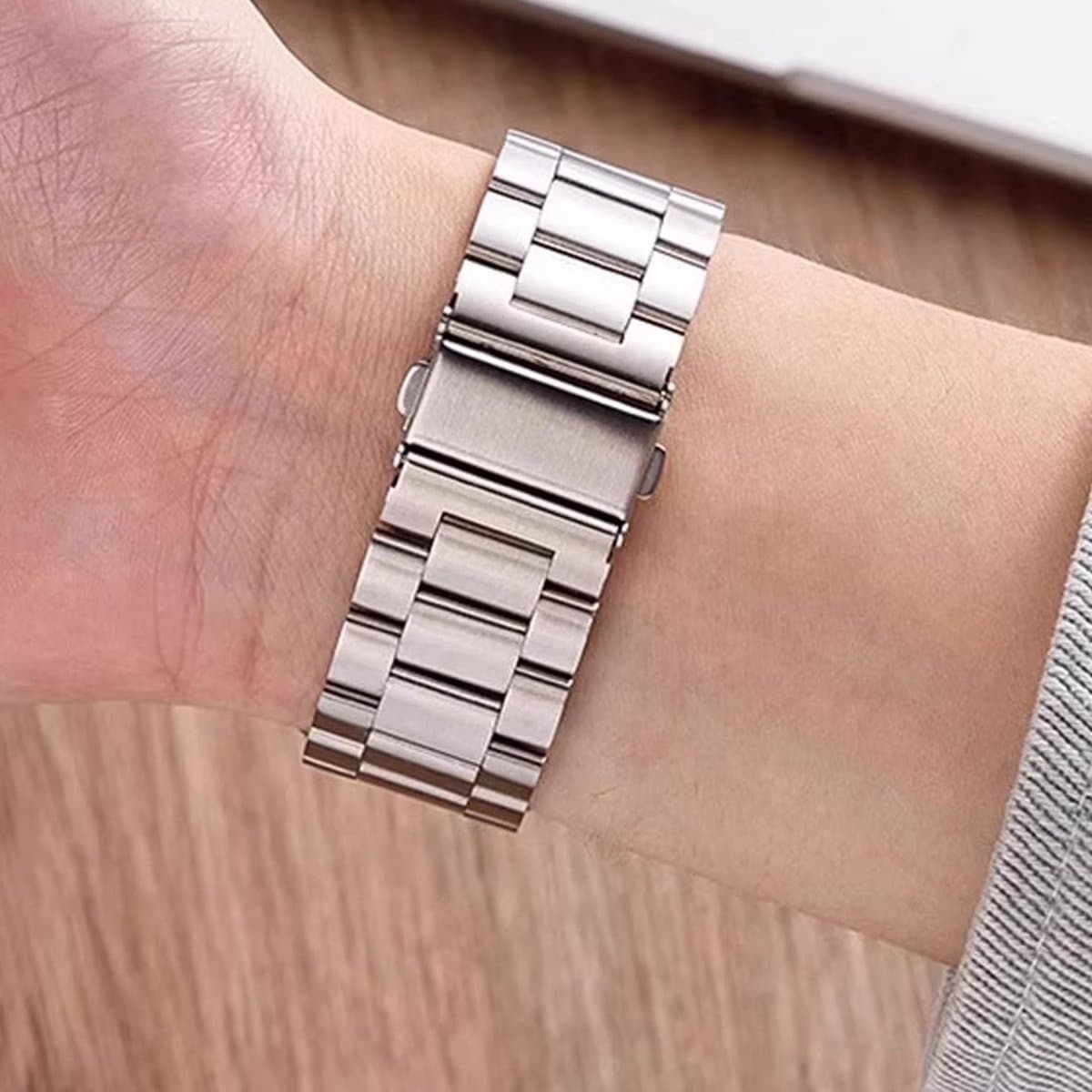 Stainless Steel Horlogeband 18MM voor Fitbit Charge 6/5, Verstelbare Metalen Vervangband met Snelle Bevestiging voor Fitness Tracker en Stijlvolle Look thumbnail 4