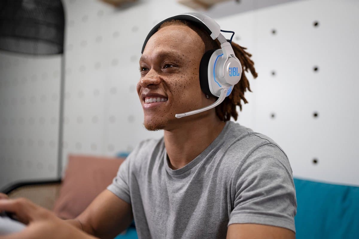 JBL Quantum 910P - Draadloze Over-ear Headset voor PlayStation (PS5 & PS4) - 2.4 GHz & Bluetooth - Noise Cancelling - Headtracking 3D Audio - 45+ uur batterij - Wit thumbnail 8