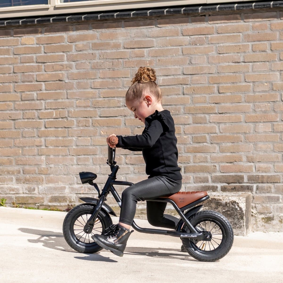 Bandits & Angels Loopfiets Fatbike Zwart vanaf 2 Jaar voor Jongens en Meisjes - Unieke Loopfiets - Metaal - Zwarte Loop Fiets - Met Werkende Koplamp thumbnail 2