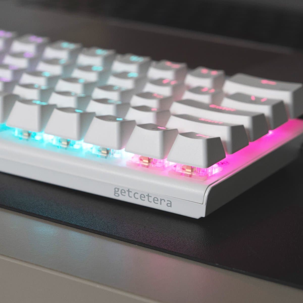 getcetera 60% Mechanisch Gaming Toetsenbord – Blue Switches – RGB – QWERTY – Bedraad USB-C – Compact Wit Design thumbnail 4