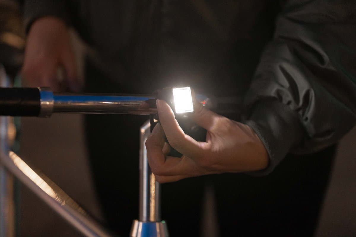 AXA Niteline 11 Fietsverlichting Set – LED Voorlicht & Achterlicht – Batterij – 55 uur Gebruikstijd – 150 m Zichtbaarheid – 3 Lichtstanden – Compact Design thumbnail 4
