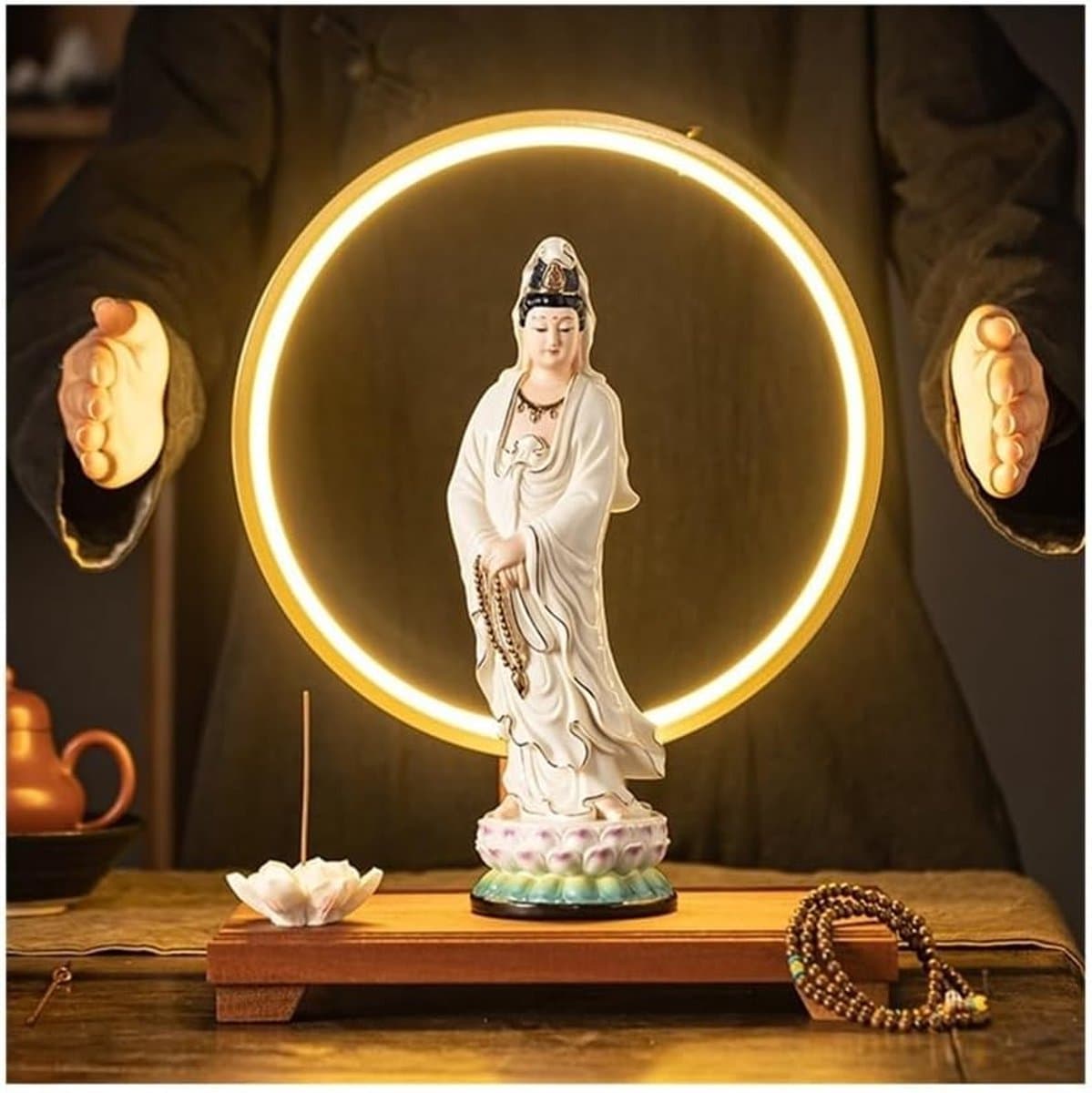 Boeddha beeld - Zen decoratie - Huis verfraaien - Met lichtring - 30.5 cm hoog - Goudgeel